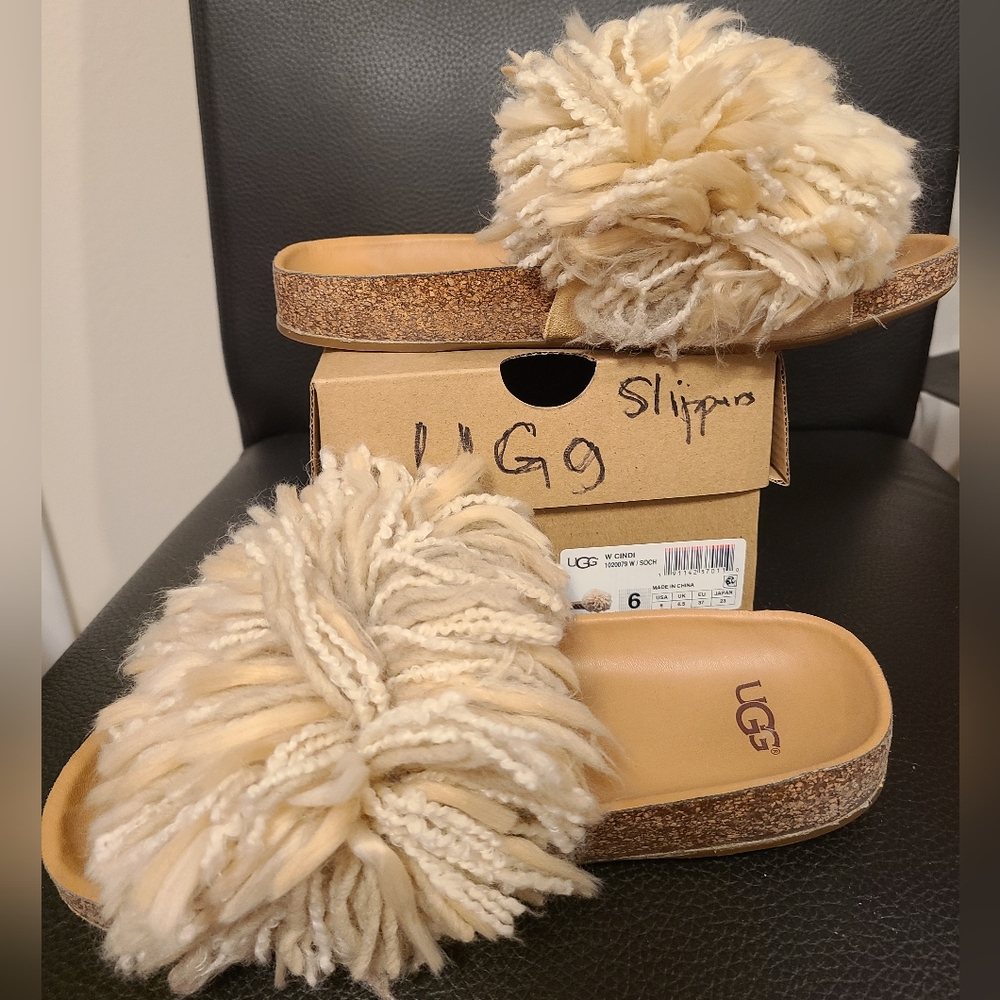 UGG Cindi Slippers, Size 6